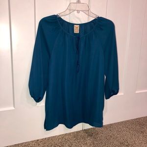 Medium classy top. Lightweight.